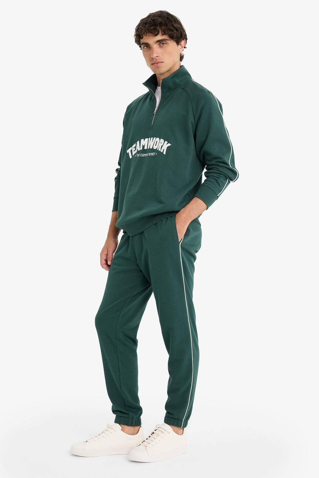 Regular Fit Jogger Sweatpants with Elasticated Legs and Pockets and a Tie Waist