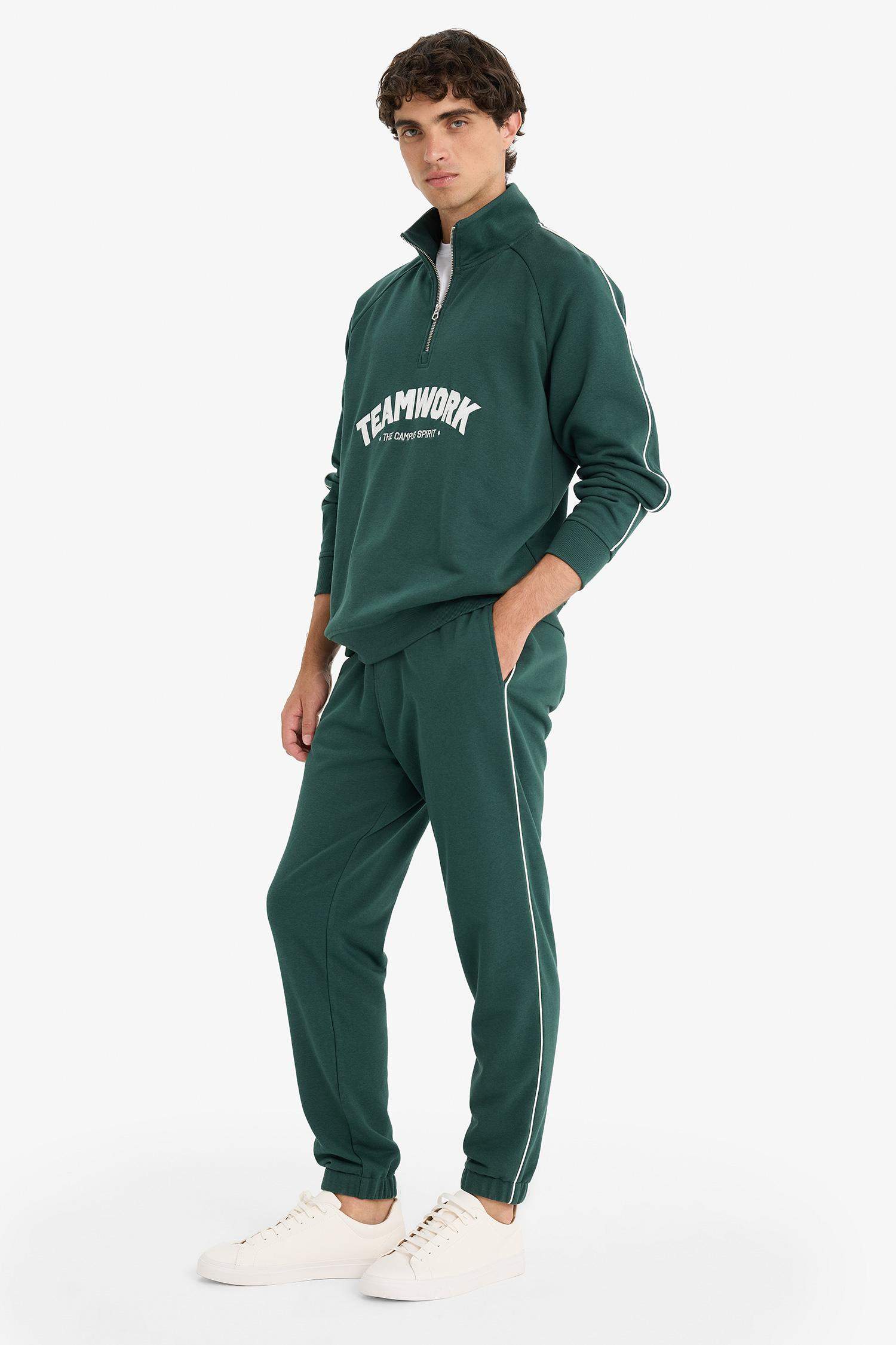 Regular Fit Jogger Sweatpants with Elasticated Legs and Pockets and a Tie Waist