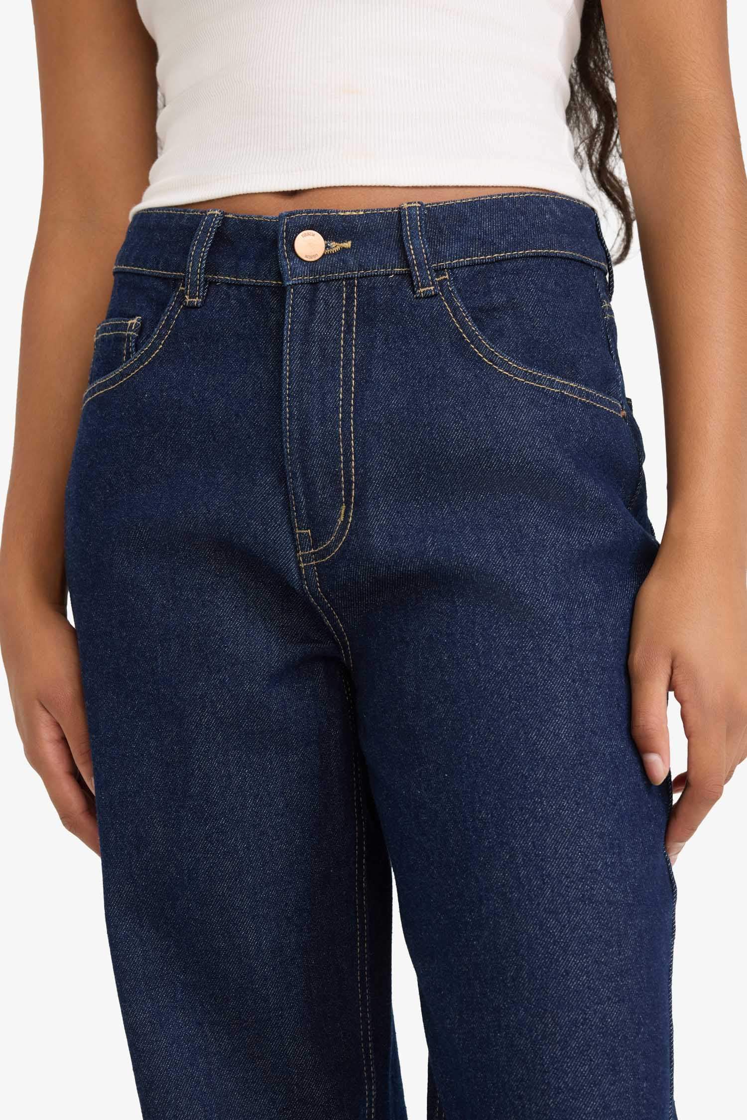 Straight Wide jeans with a high waist, straight and standard legs