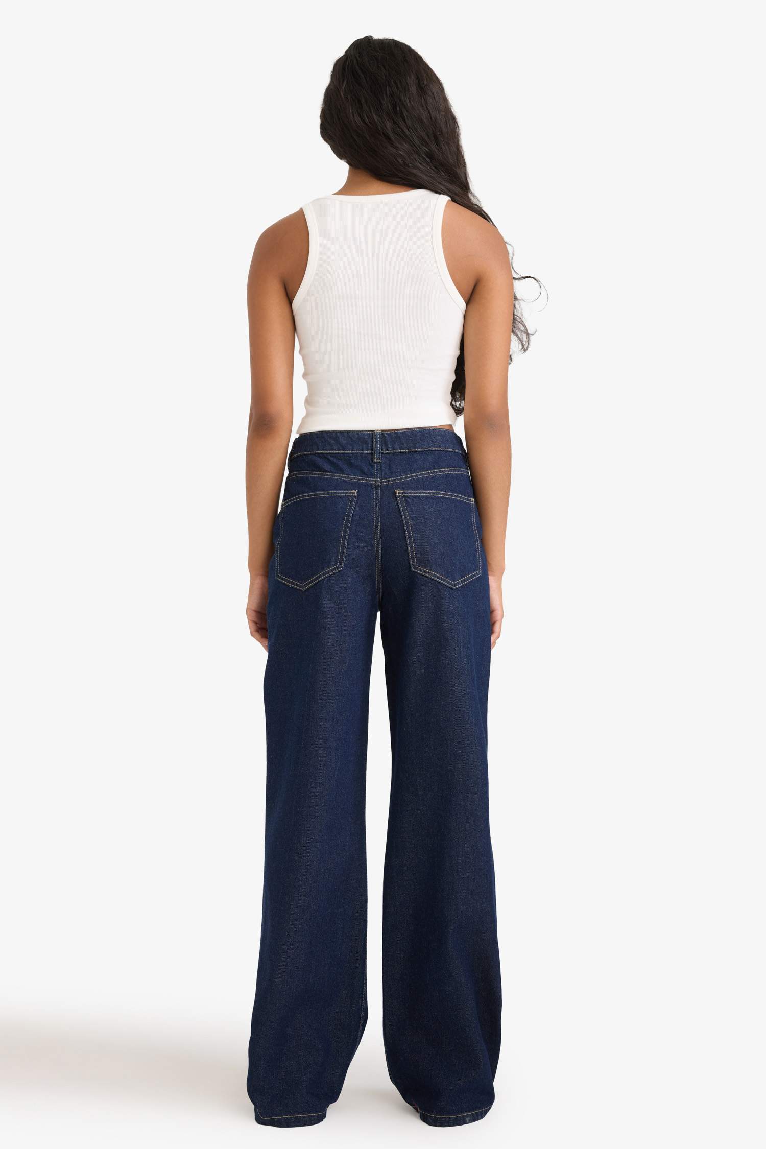 Straight Wide jeans with a high waist, straight and standard legs