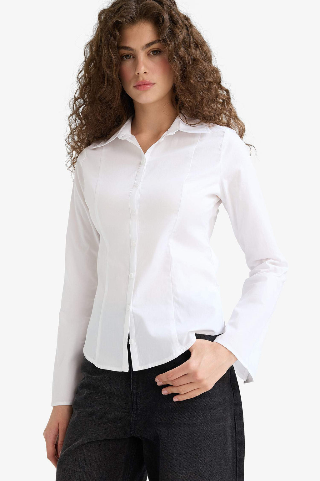 Fitted poplin shirt with shirt collar and long sleeves
