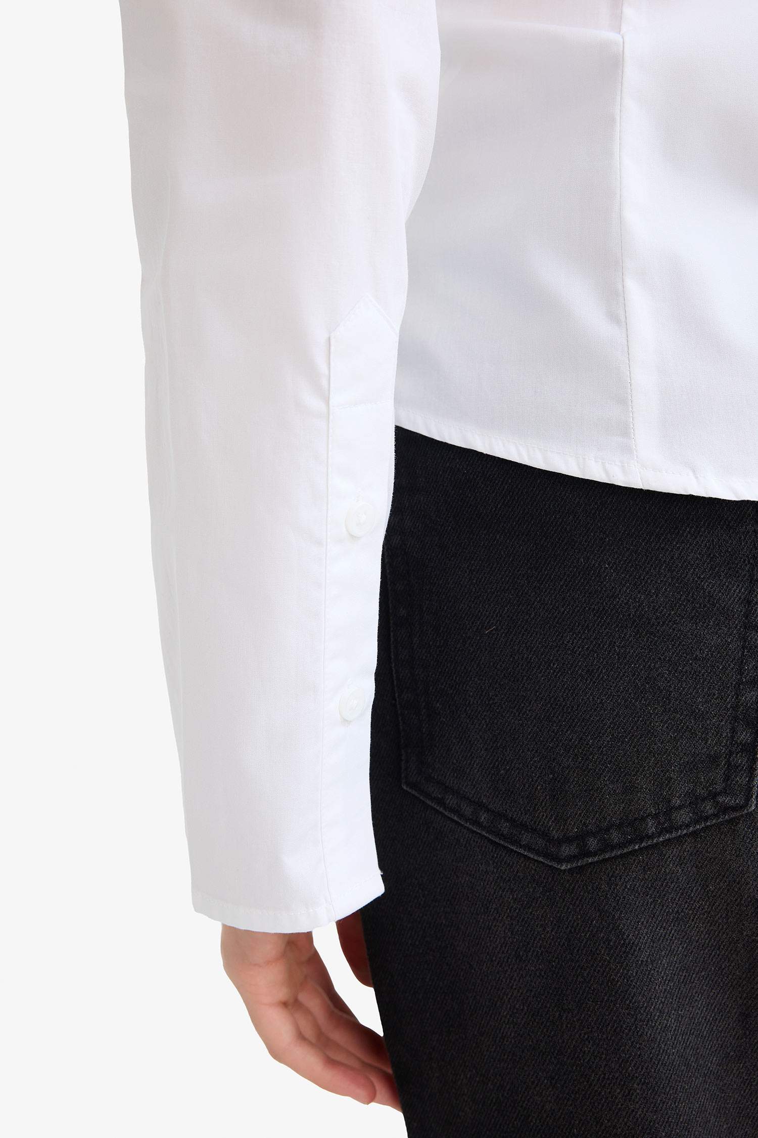 Fitted poplin shirt with shirt collar and long sleeves