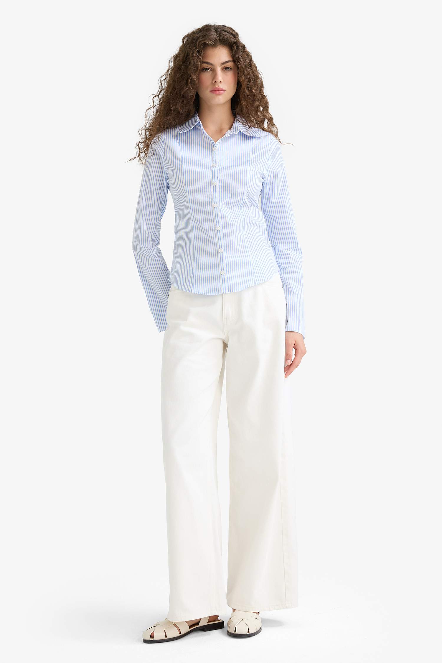 Fitted poplin shirt with shirt collar and long sleeves