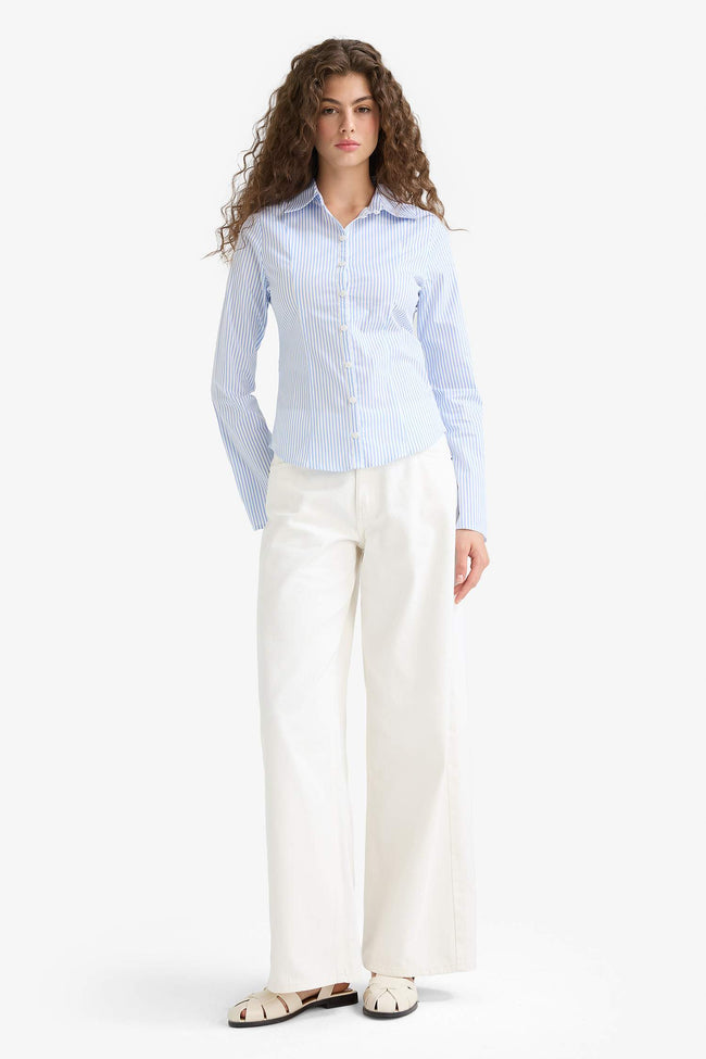 Fitted poplin shirt with shirt collar and long sleeves Main Image