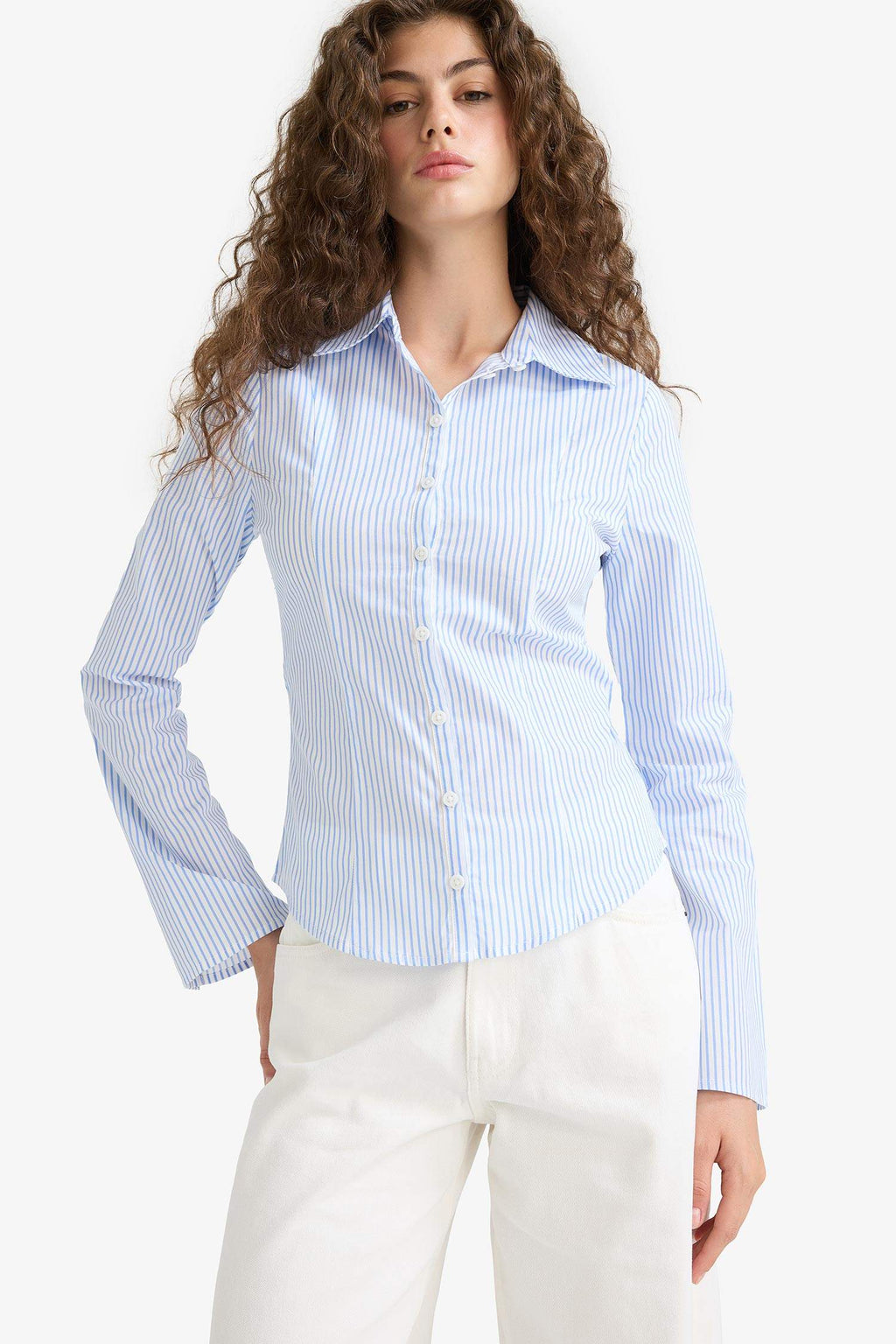 Fitted poplin shirt with shirt collar and long sleeves