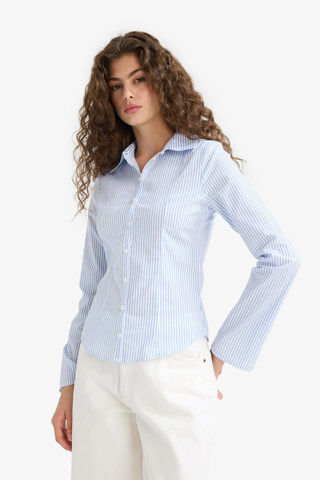 Fitted poplin shirt with shirt collar and long sleeves