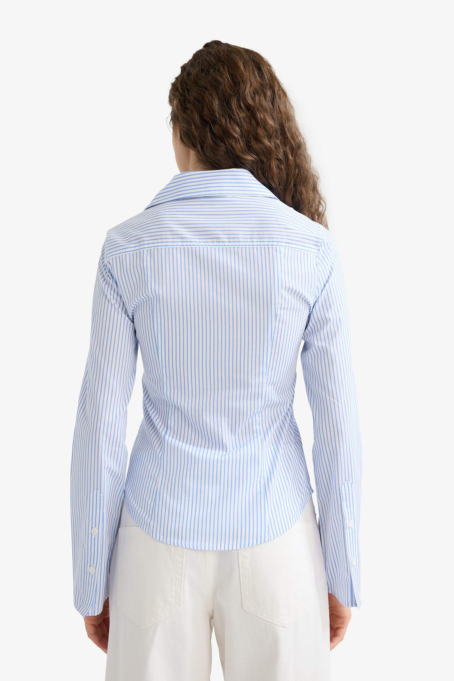 Fitted poplin shirt with shirt collar and long sleeves