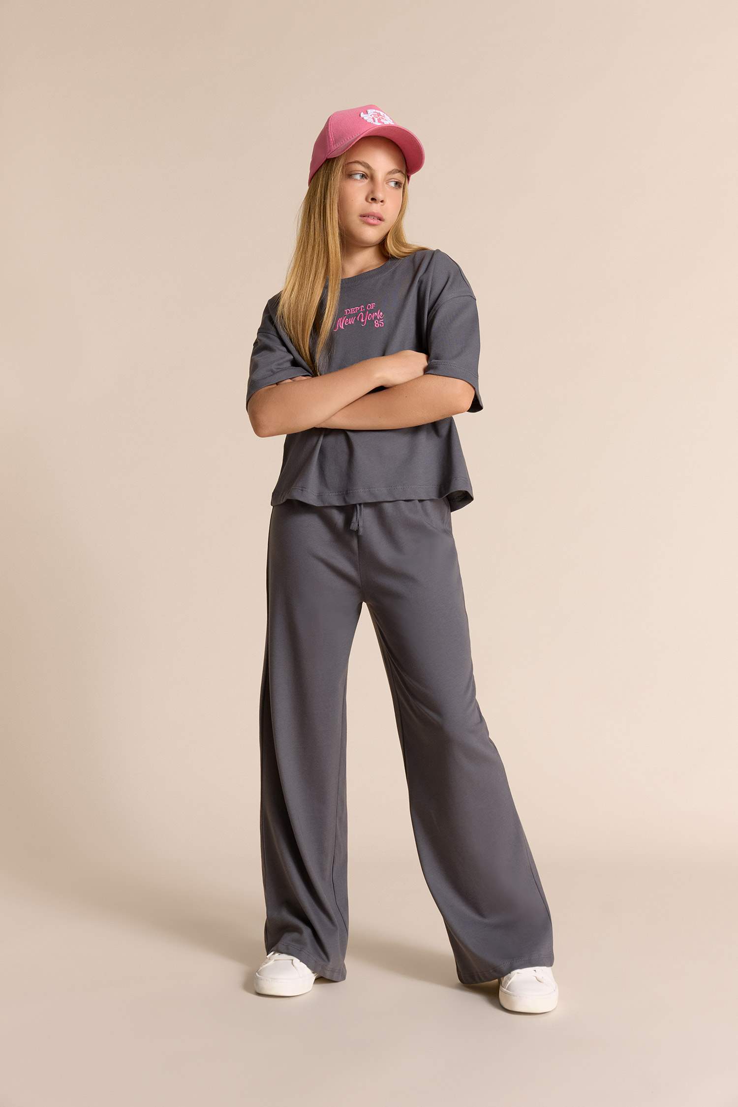 Girls Two-Piece Set: Short-Sleeved Printed T-shirt and Sweatpants