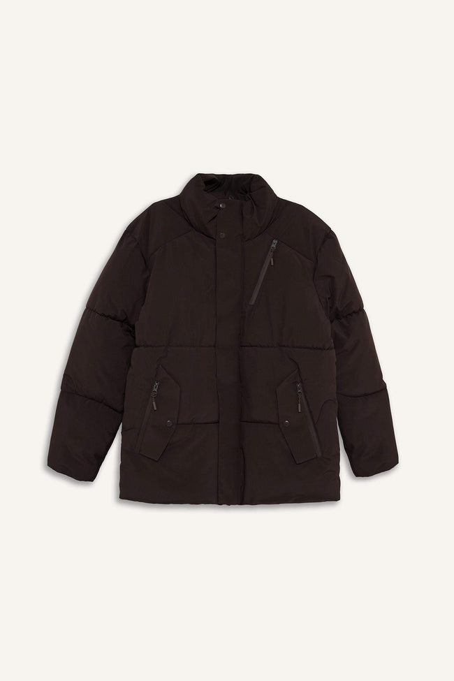 Water-repellent, regular fit, stand-collar jacket with inner zippered pockets. Main Image