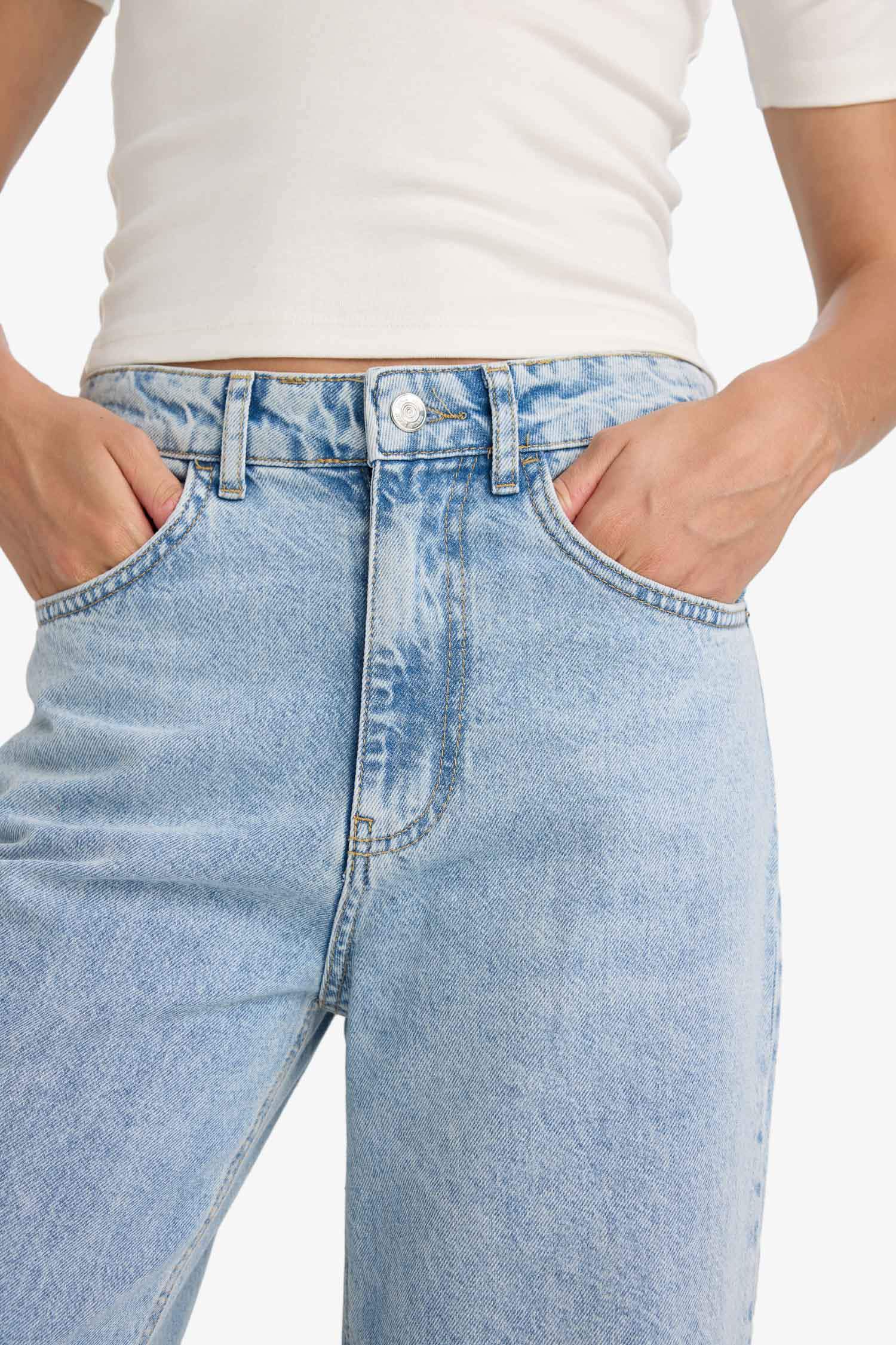 Barrel Fit Normal Waist Ankle Length Jean Washed Trousers