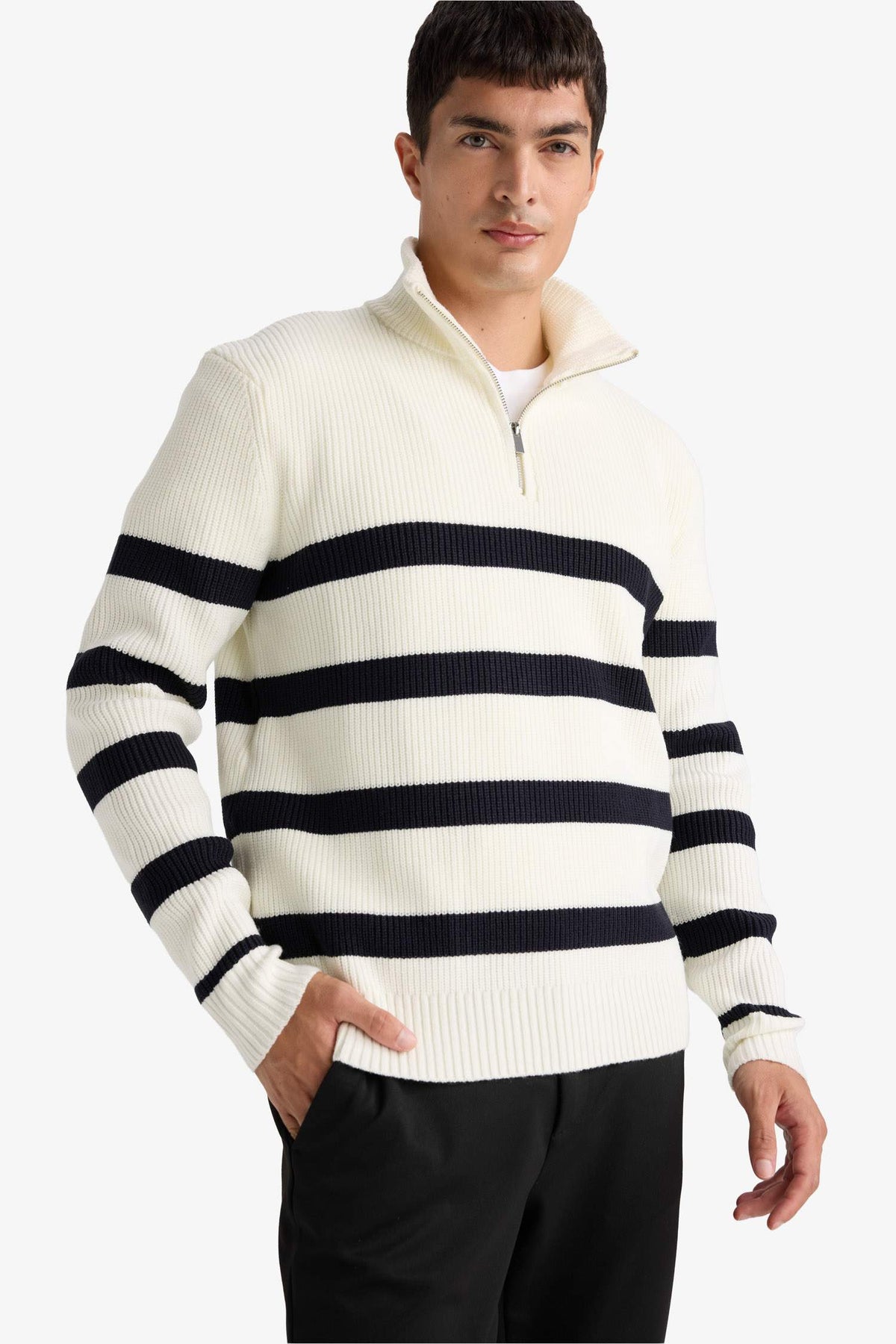 Knitted sweater with a zipper