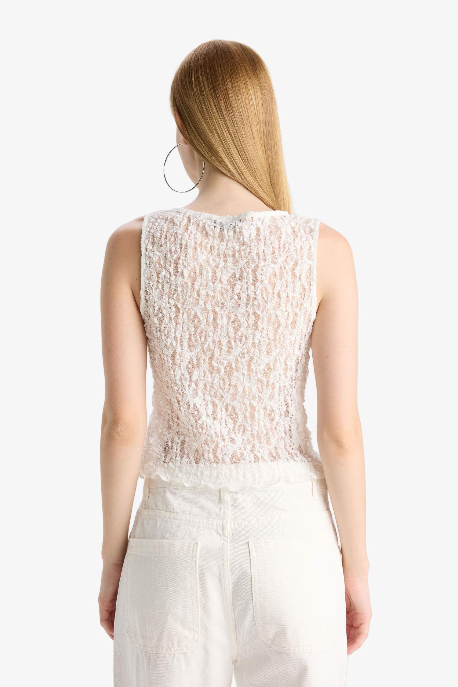 Fitted Crew Neck Sleeveless Lace Blouse