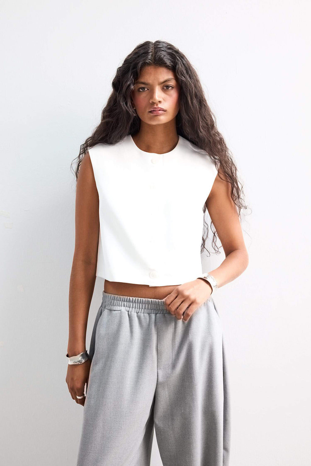 Cropped Fit Crew Neck Crepe Vest