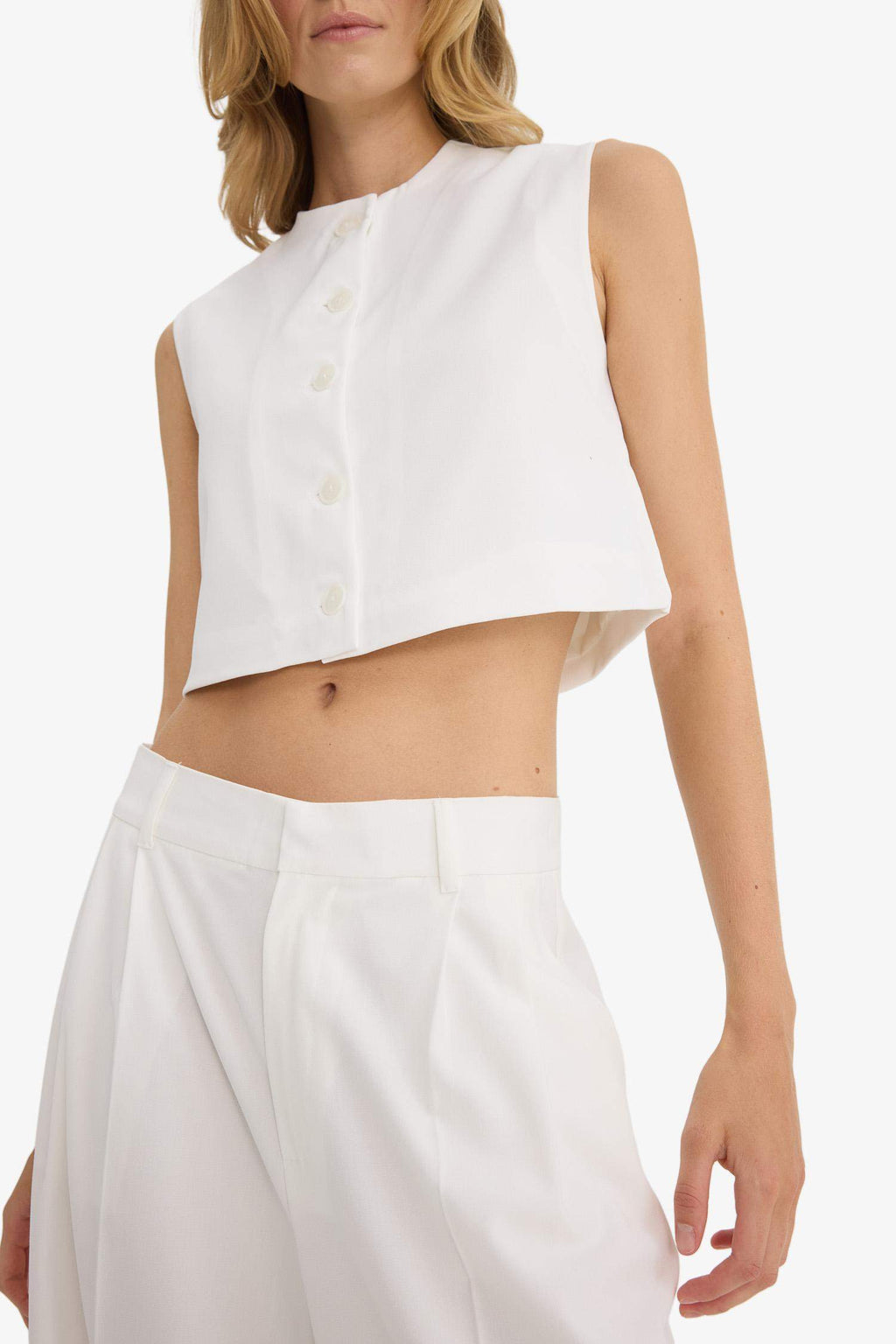 Cropped Fit Crew Neck Crepe Vest