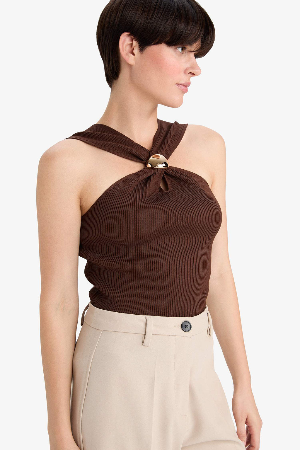 Fitted Ribbed Sleeveless Blouse with Buckle Detail