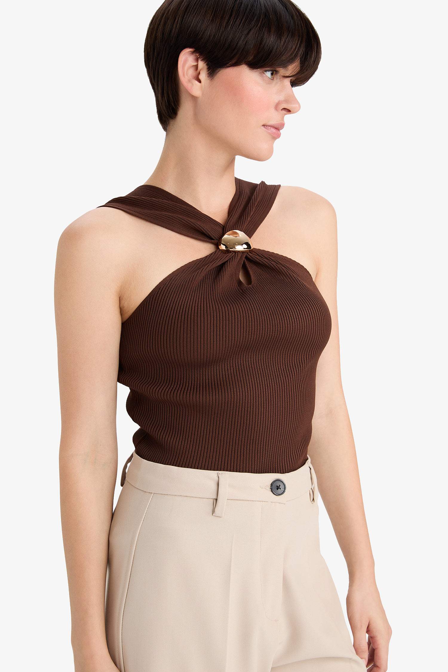 Fitted Ribbed Sleeveless Blouse with Buckle Detail