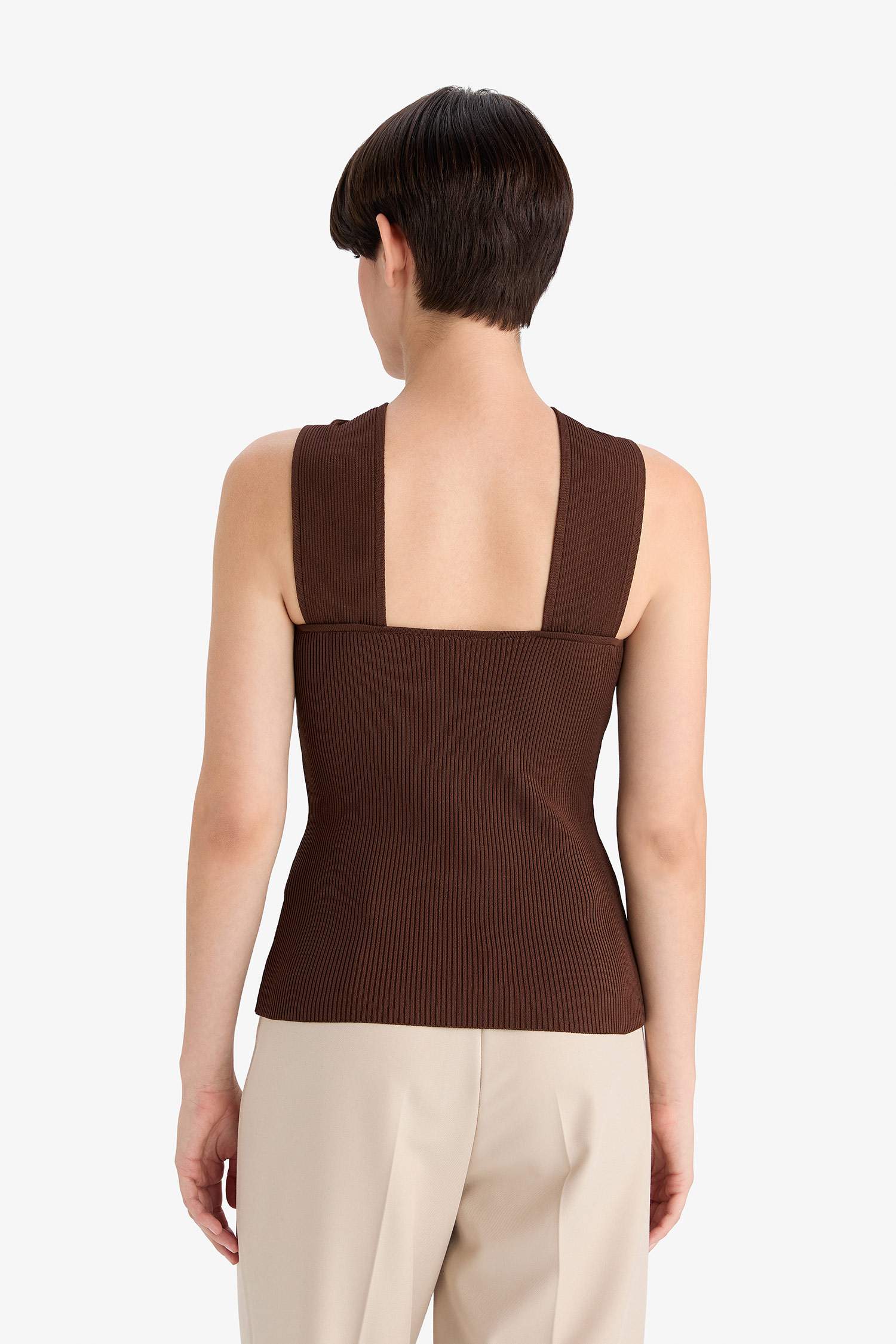 Fitted Ribbed Sleeveless Blouse with Buckle Detail