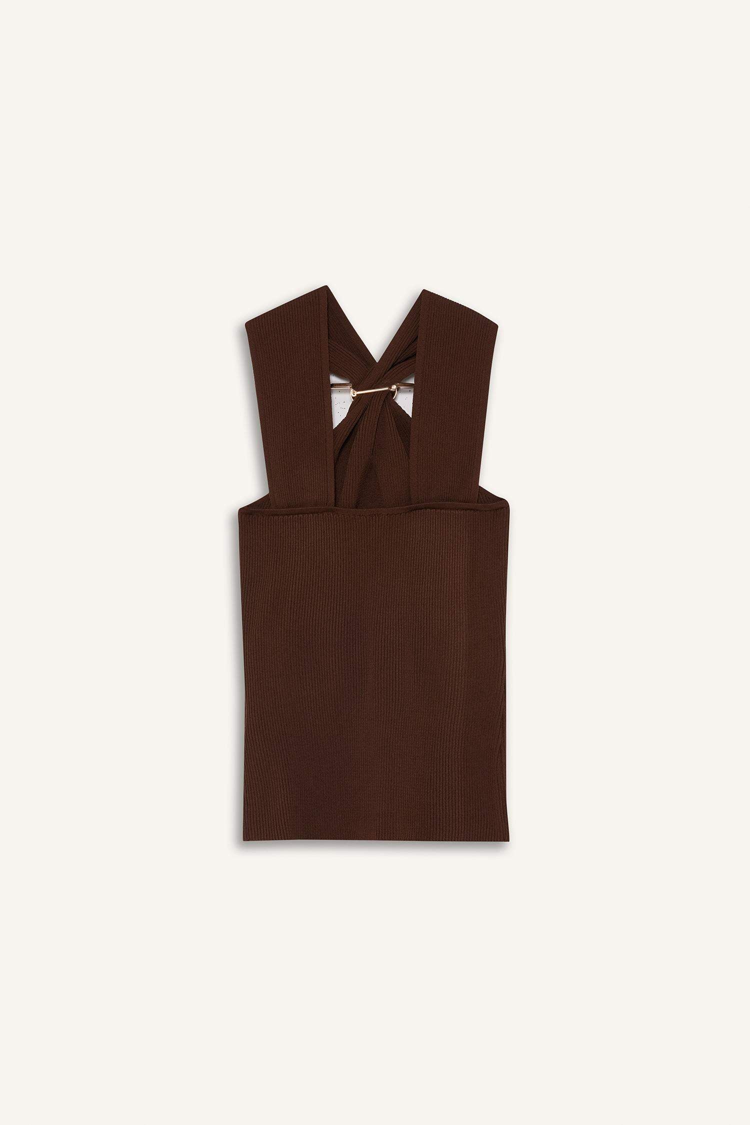 Fitted Ribbed Sleeveless Blouse with Buckle Detail