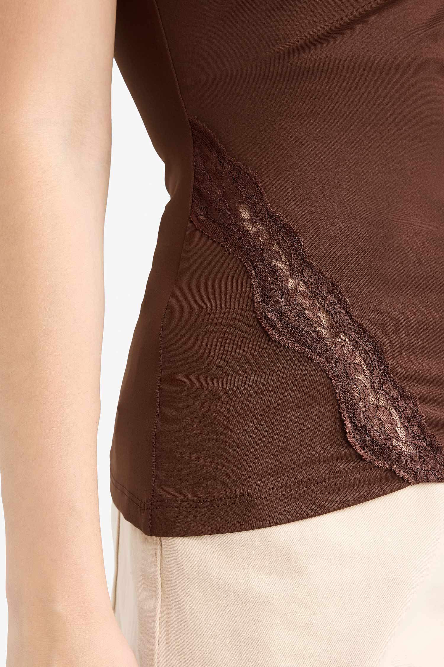 Slim Fit Narrow Cut Crew Neck Sleeveless Blouse with Lace Detail