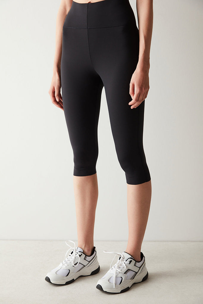 Capri Form Leggings – HMIC Kuwait