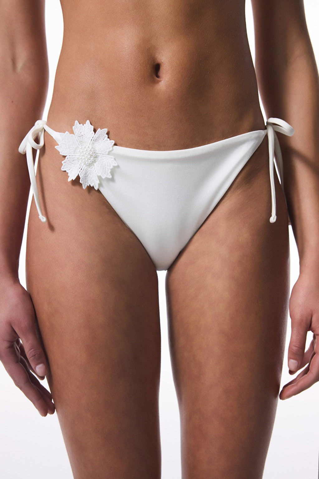 Adeline Flower Accessorized White Bikini Bottom - Gamze Erçel Collection