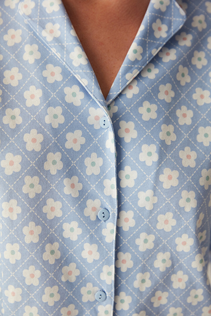 طقم بيجاما قميص وبنطلون بنمط زهور زرقاء