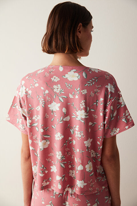 قميص بيجاما بلون وردي بنمط زهور