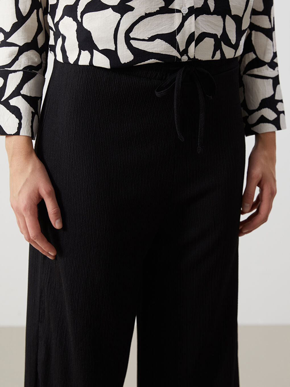 LCW Modest Black Elastic Waist Textured Women Trousers