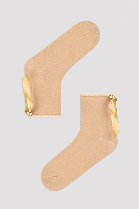 تنورة ارورا على شكل قوس بفتحة عنق