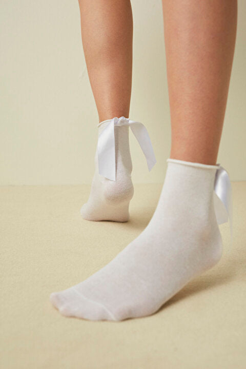 تنورة ارورا على شكل قوس بفتحة عنق