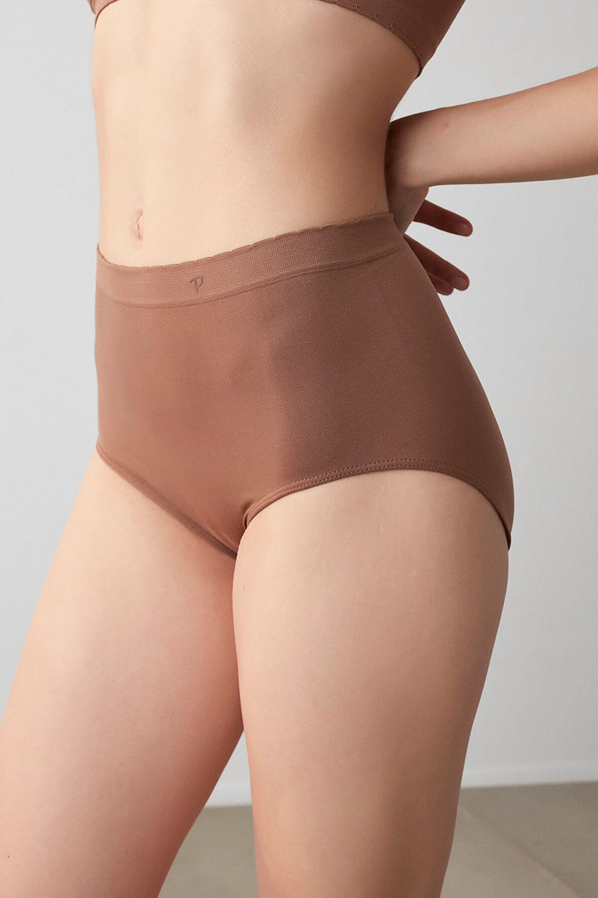 سروال داخليي بيزك مرتفع الخصر من Nu