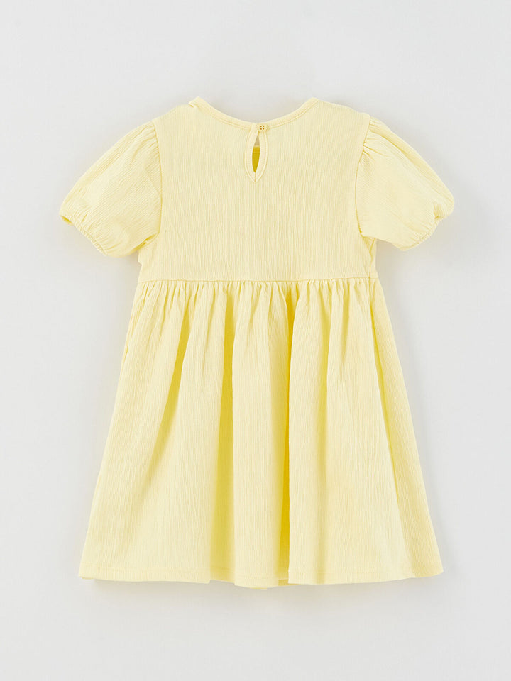 فستان بناتي مطبوع باللون الأصفر برقبة وأكمام قصيرة