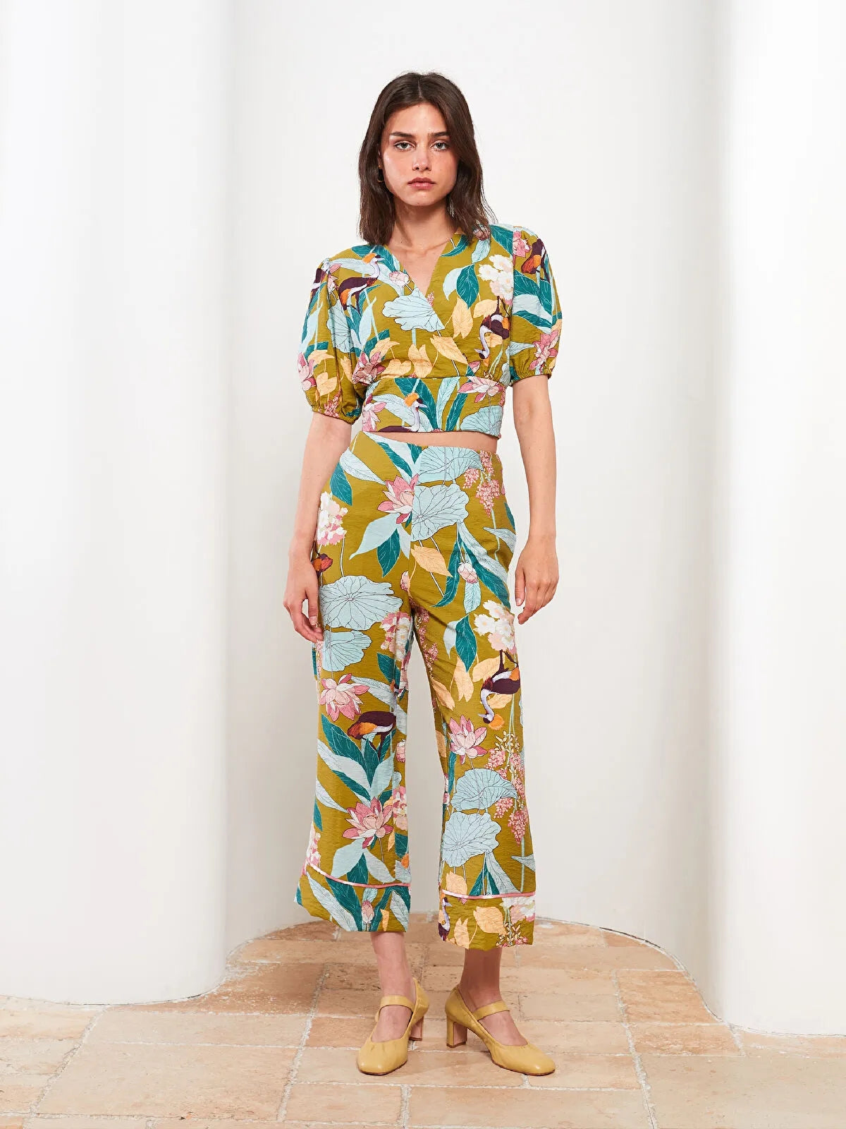 High Waist Standard Fit Floral Women Capri