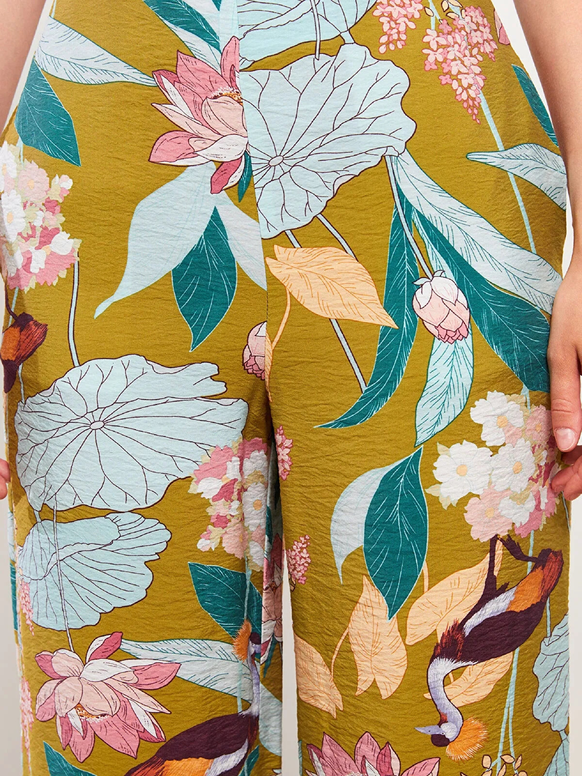 High Waist Standard Fit Floral Women Capri
