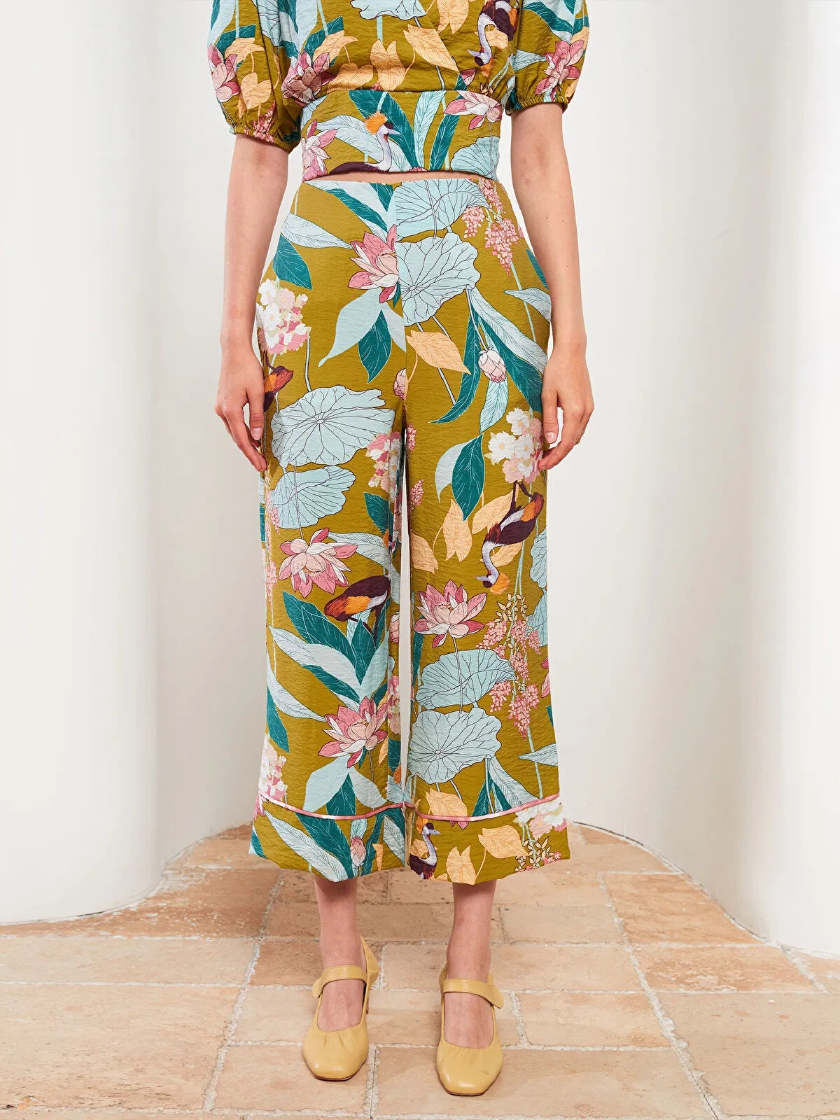 High Waist Standard Fit Floral Women Capri