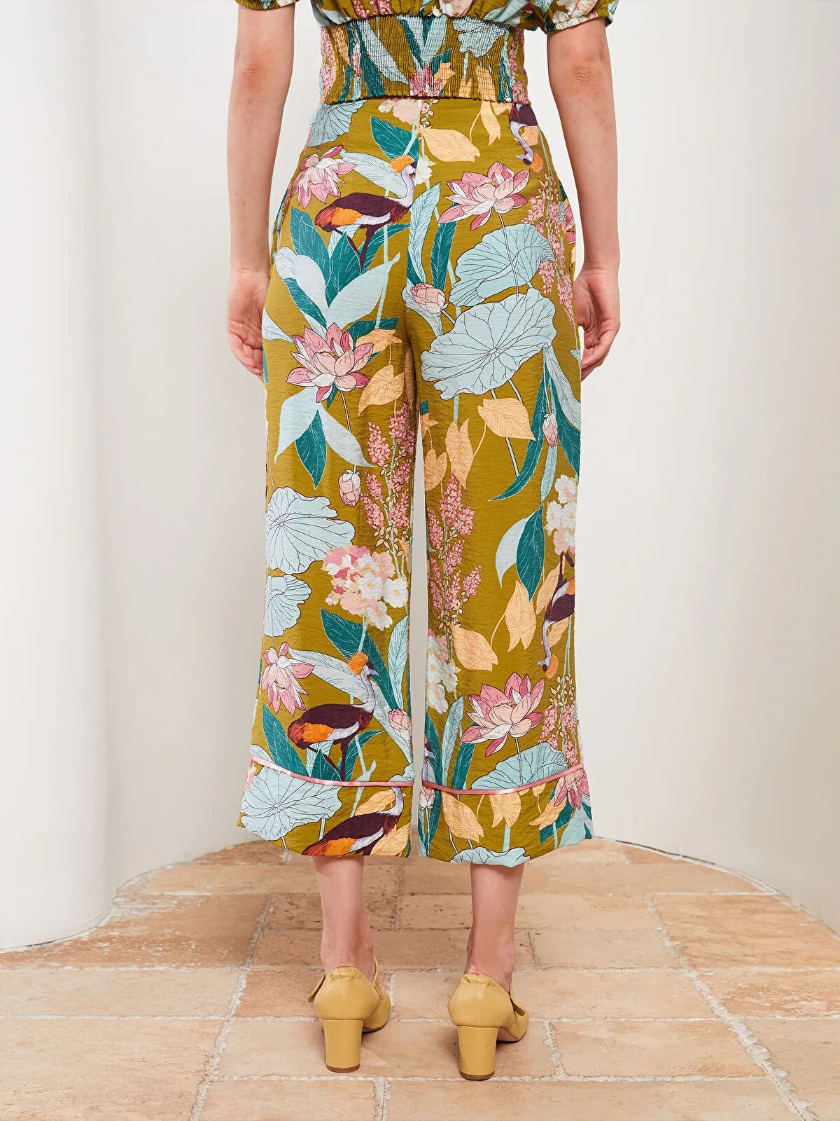 High Waist Standard Fit Floral Women Capri