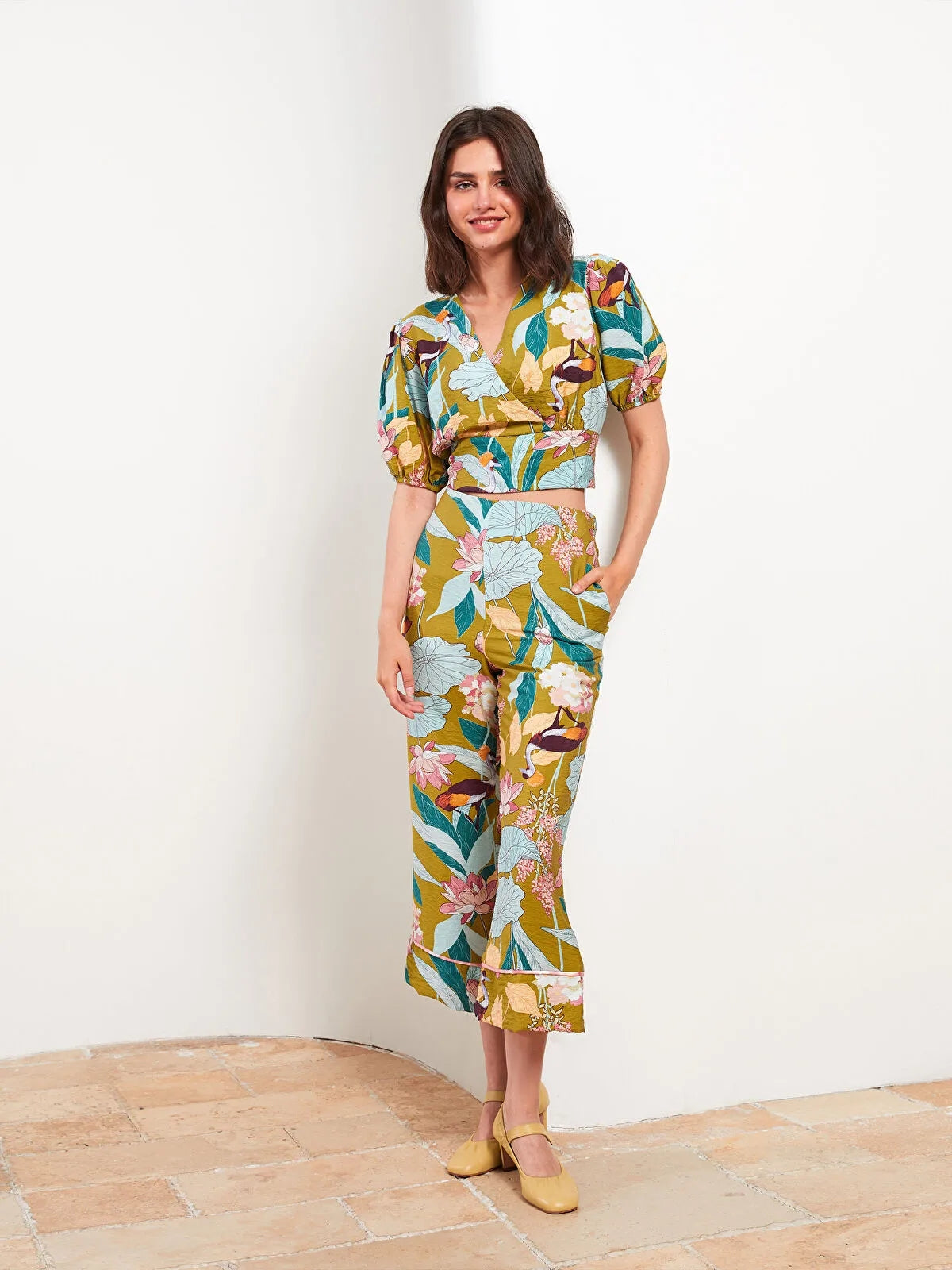 High Waist Standard Fit Floral Women Capri